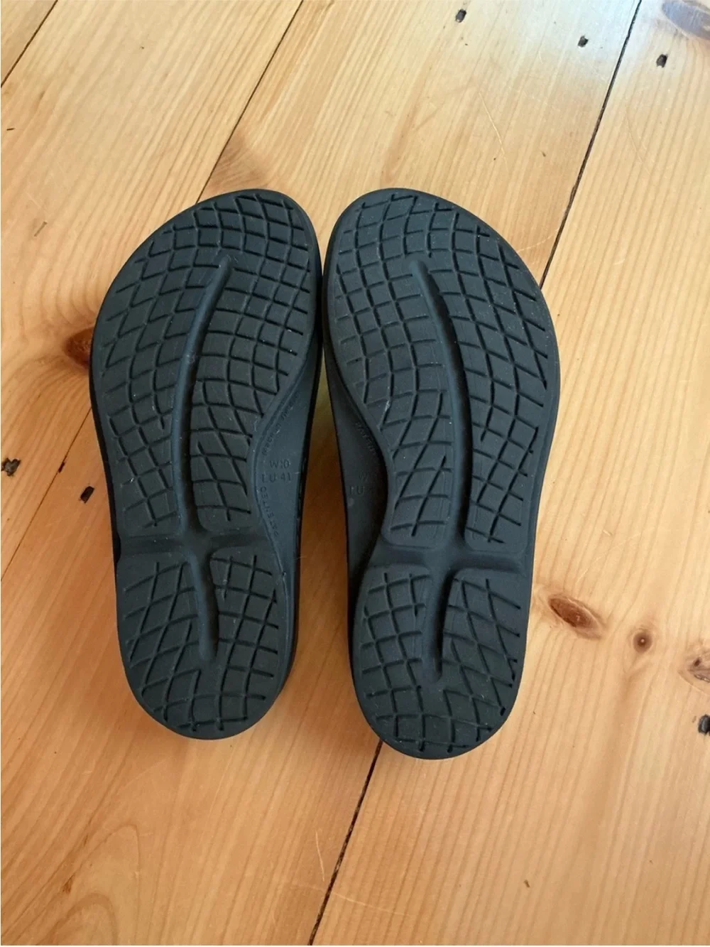 🖤 OOFOS OOmega OOlala Black Platform Recovery Thong Sandals - Men's Size 8